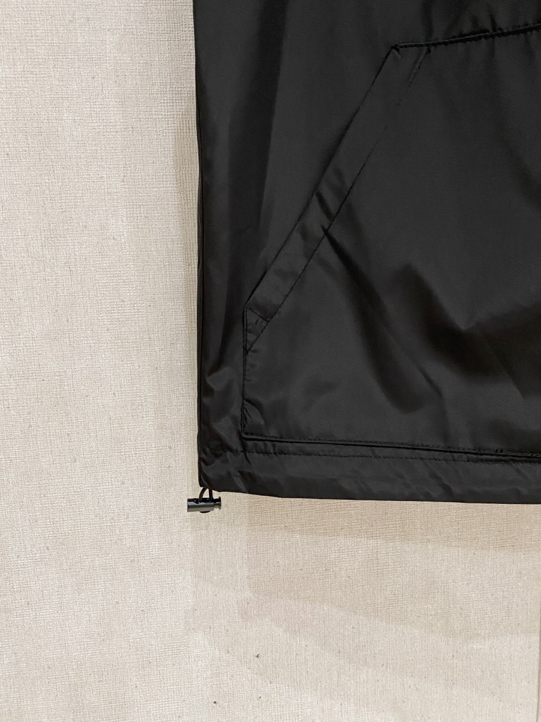 🌾 普拉达 马甲 2025FW秋冬新品 连帽夹克外套，该款夹克外层超柔聚酯纤维防风防水，功能与时尚型兼具