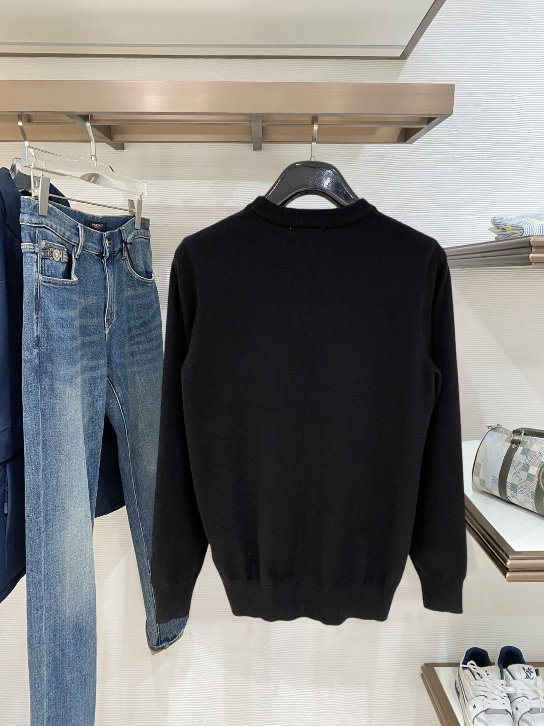 🌾 蒙口 2025秋冬 羊毛混纺套头针织毛衣很有亮点细节上凸显质感 整体设计上身时尚而赋予现代气息感合体