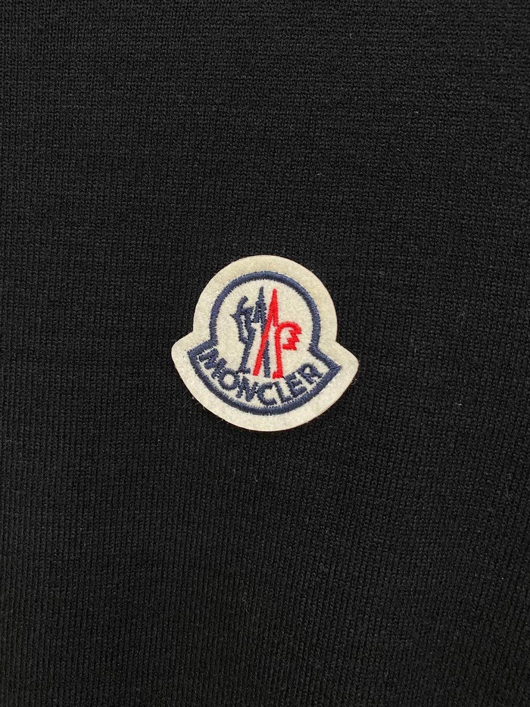 🌾 蒙口 2025秋冬 羊毛混纺套头针织毛衣很有亮点细节上凸显质感 整体设计上身时尚而赋予现代气息感合体