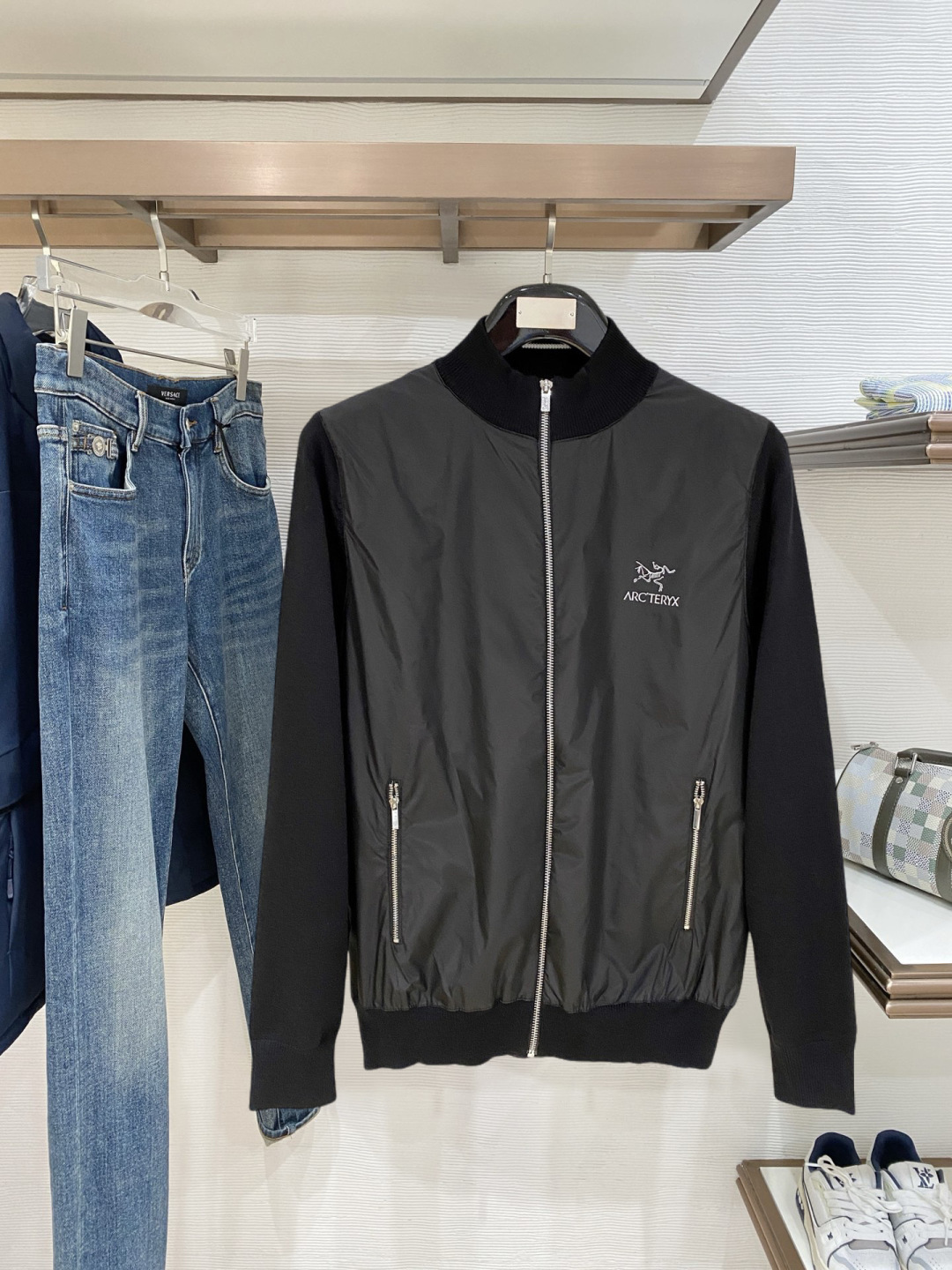 🌾 🌾 始祖鸟 2025新品羊毛衣外套 具有手感细腻柔软，可直接与肌肤接触，让暖心的纱线变化出细腻的质感