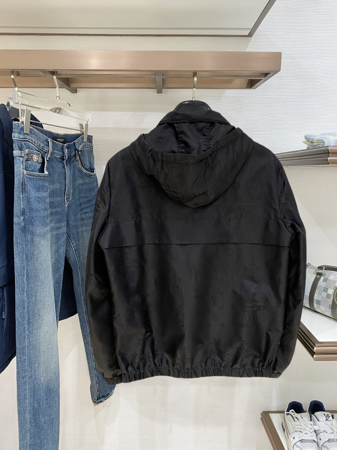 🌾 LV 2025 早秋新款爆款专柜新款休闲时尚夹克 超前卫设计风格 细腻舒适 穿着非常轻便不易起皱。多