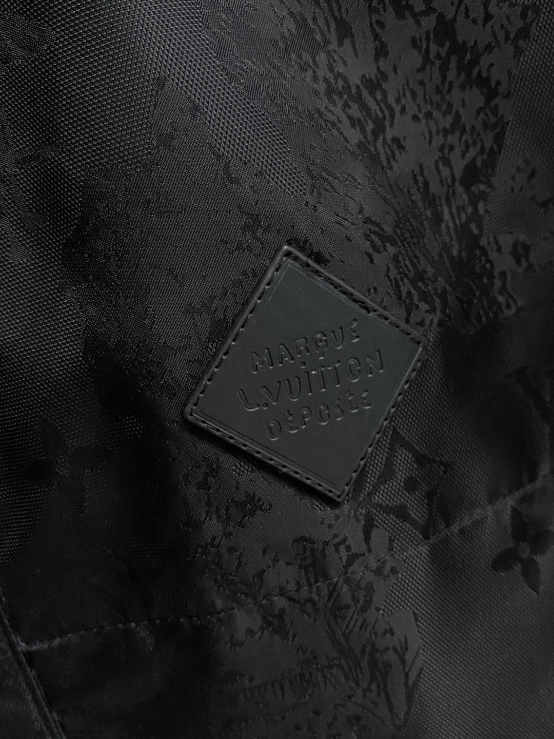 🌾 LV 2025 早秋新款爆款专柜新款休闲时尚夹克 超前卫设计风格 细腻舒适 穿着非常轻便不易起皱。多