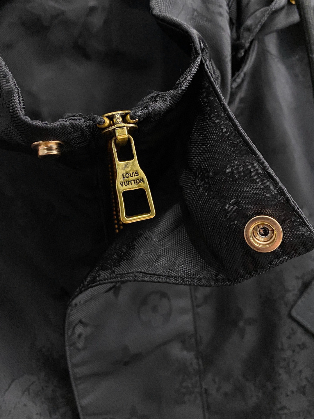 🌾 LV 2025 早秋新款爆款专柜新款休闲时尚夹克 超前卫设计风格 细腻舒适 穿着非常轻便不易起皱。多