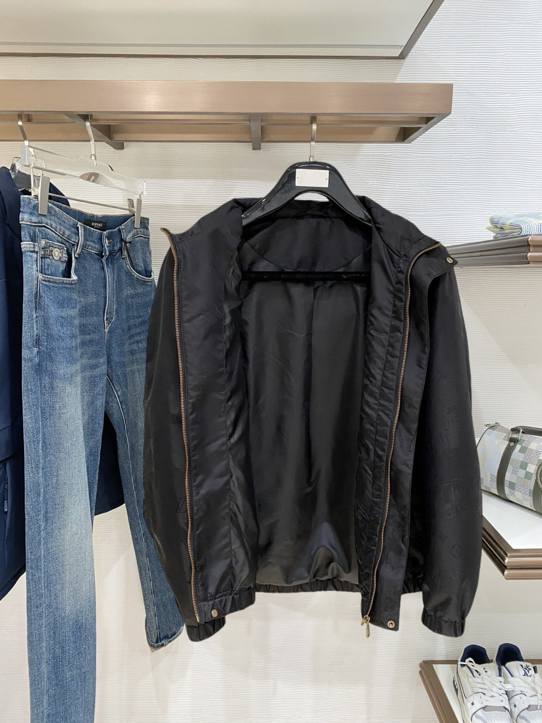 🌾 LV 2025 早秋新款爆款专柜新款休闲时尚夹克 超前卫设计风格 细腻舒适 穿着非常轻便不易起皱。多