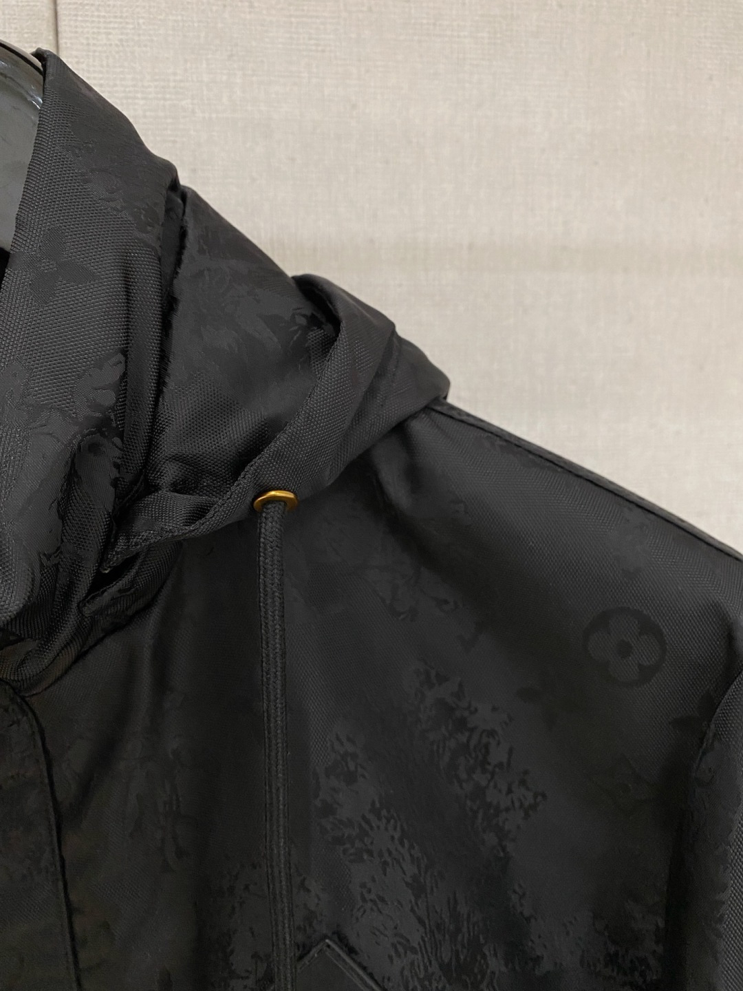 🌾 LV 2025 早秋新款爆款专柜新款休闲时尚夹克 超前卫设计风格 细腻舒适 穿着非常轻便不易起皱。多