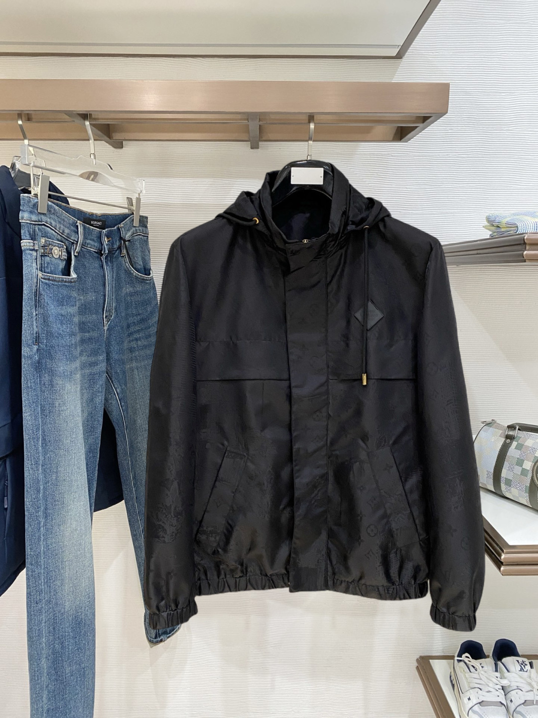 🌾 LV 2025 早秋新款爆款专柜新款休闲时尚夹克 超前卫设计风格 细腻舒适 穿着非常轻便不易起皱。多