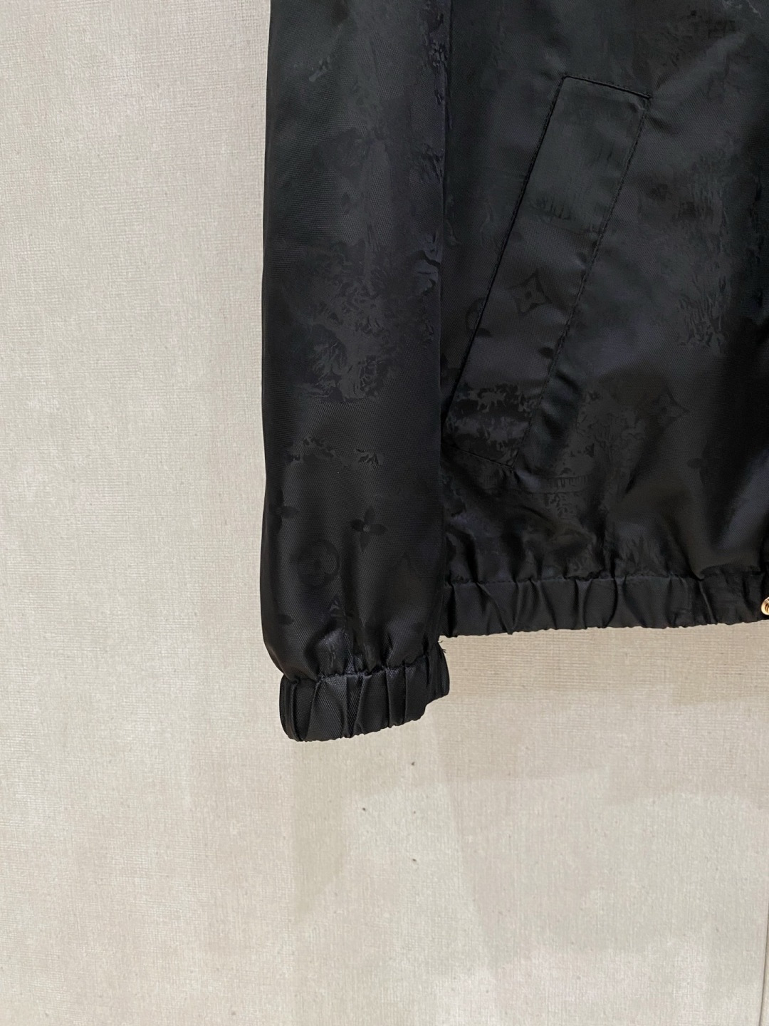 🌾 LV 2025 早秋新款爆款专柜新款休闲时尚夹克 超前卫设计风格 细腻舒适 穿着非常轻便不易起皱。多