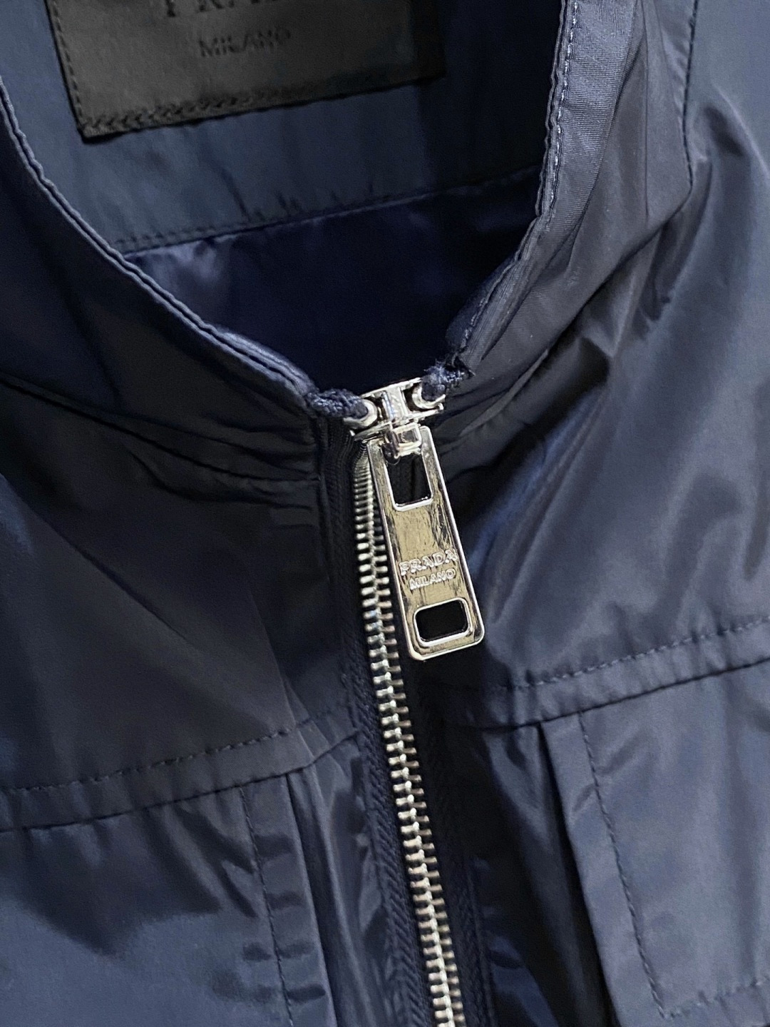 🌾 普拉达 马甲 2025FW秋冬新品 连帽夹克外套，该款夹克外层超柔聚酯纤维防风防水，功能与时尚型兼具