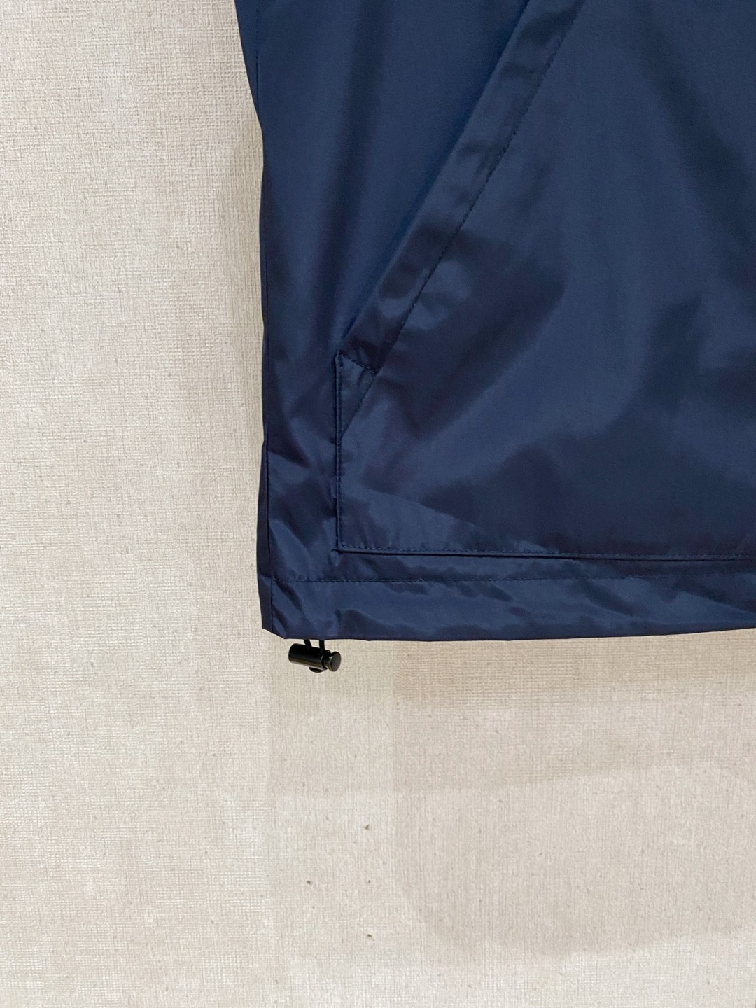 🌾 普拉达 马甲 2025FW秋冬新品 连帽夹克外套，该款夹克外层超柔聚酯纤维防风防水，功能与时尚型兼具