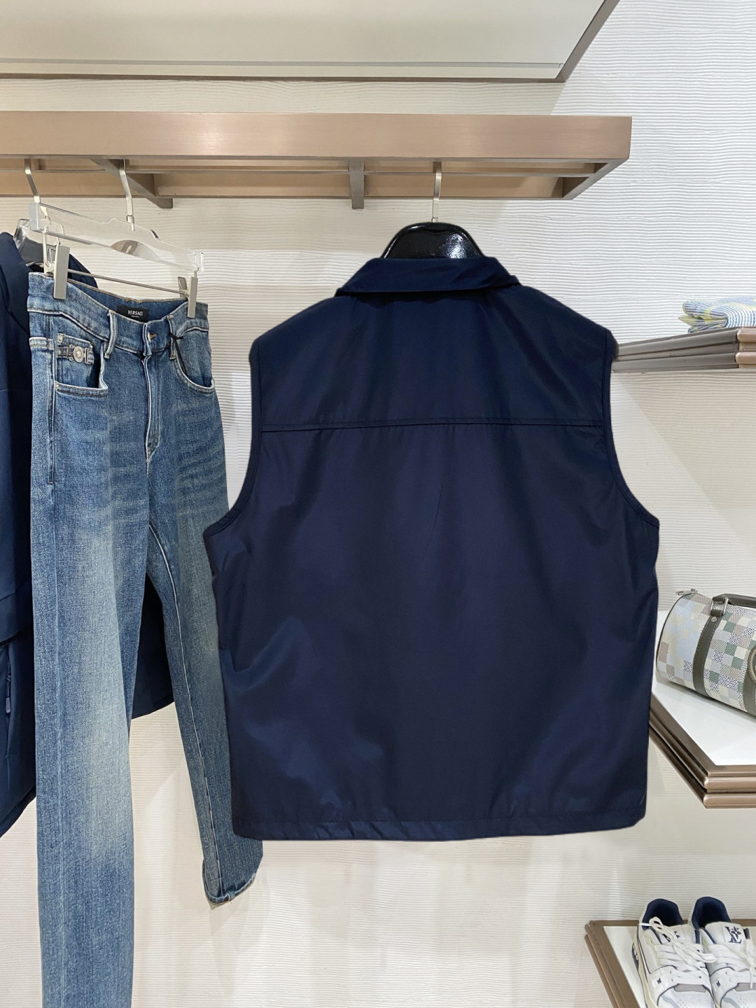 🌾 普拉达 马甲 2025FW秋冬新品 连帽夹克外套，该款夹克外层超柔聚酯纤维防风防水，功能与时尚型兼具