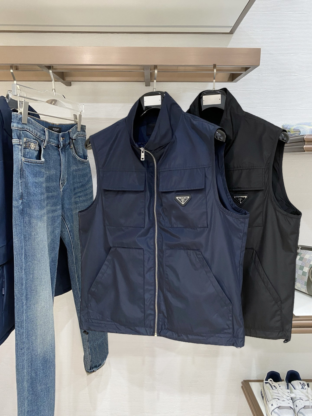 🌾 普拉达 马甲 2025FW秋冬新品 连帽夹克外套，该款夹克外层超柔聚酯纤维防风防水，功能与时尚型兼具