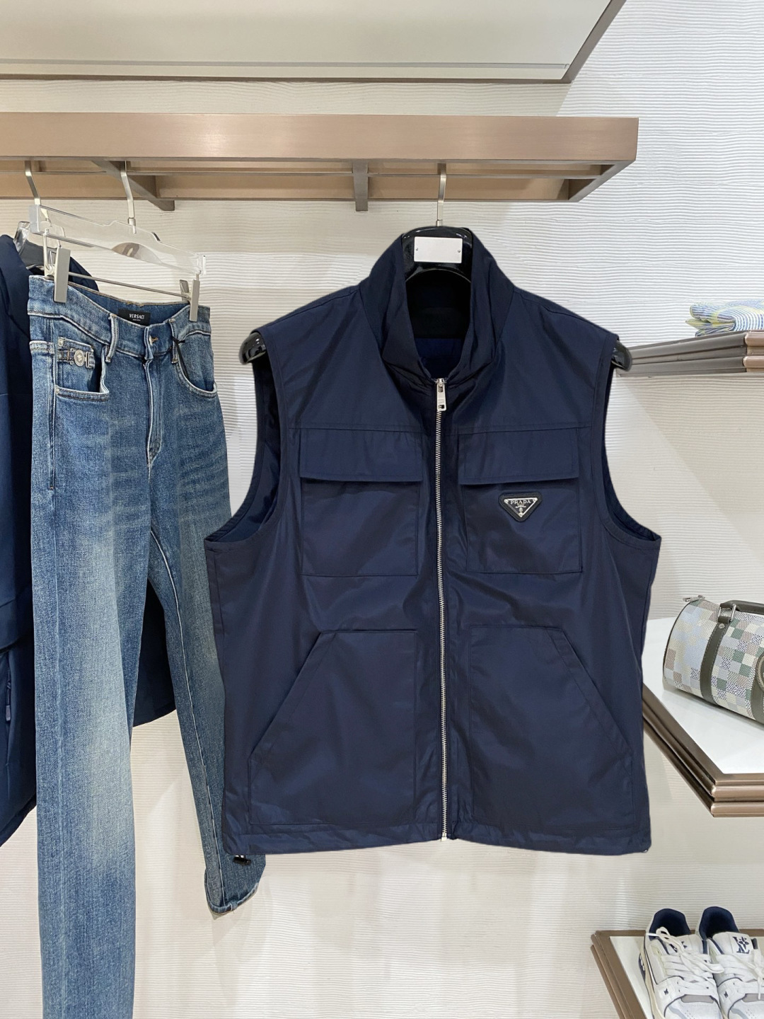 🌾 普拉达 马甲 2025FW秋冬新品 连帽夹克外套，该款夹克外层超柔聚酯纤维防风防水，功能与时尚型兼具