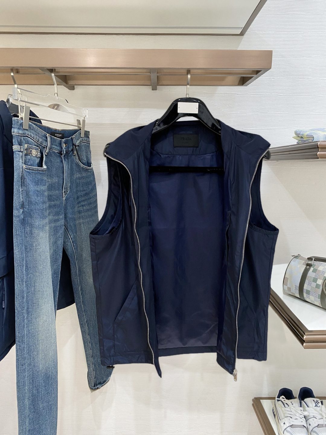 🌾 普拉达 马甲 2025FW秋冬新品 连帽夹克外套，该款夹克外层超柔聚酯纤维防风防水，功能与时尚型兼具