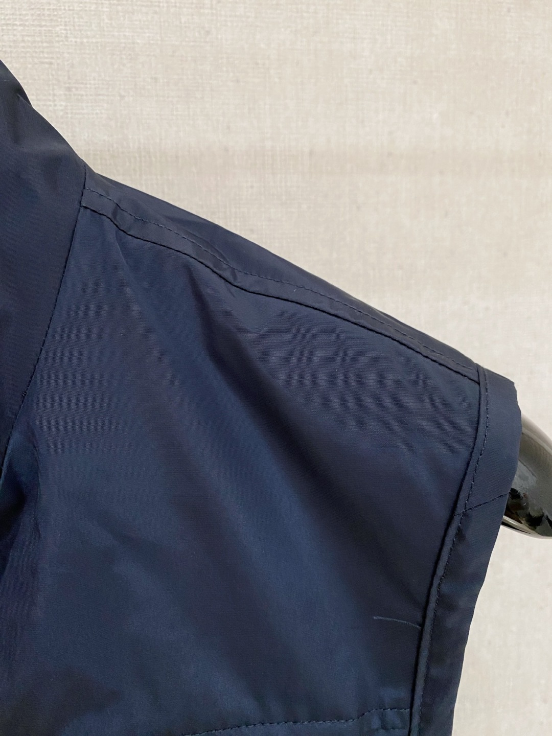 🌾 普拉达 马甲 2025FW秋冬新品 连帽夹克外套，该款夹克外层超柔聚酯纤维防风防水，功能与时尚型兼具