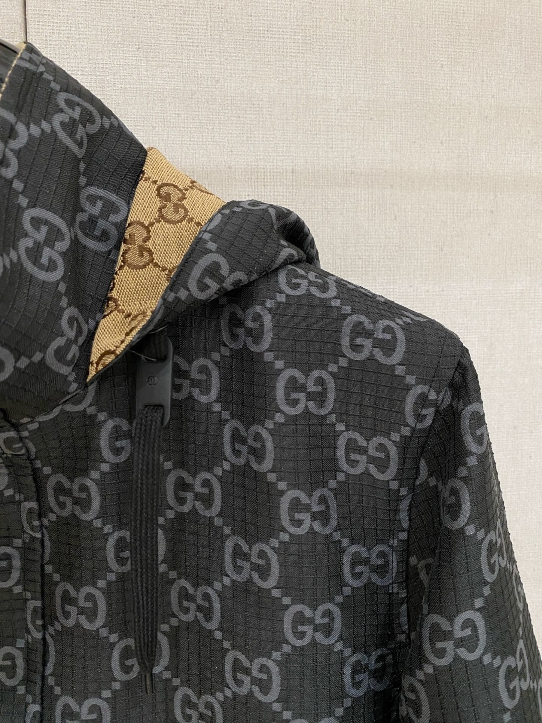 🌾 古驰 2025 早秋新款爆款专柜新款休闲时尚夹克 超前卫设计风格 细腻舒适 穿着非常轻便不易起皱。多