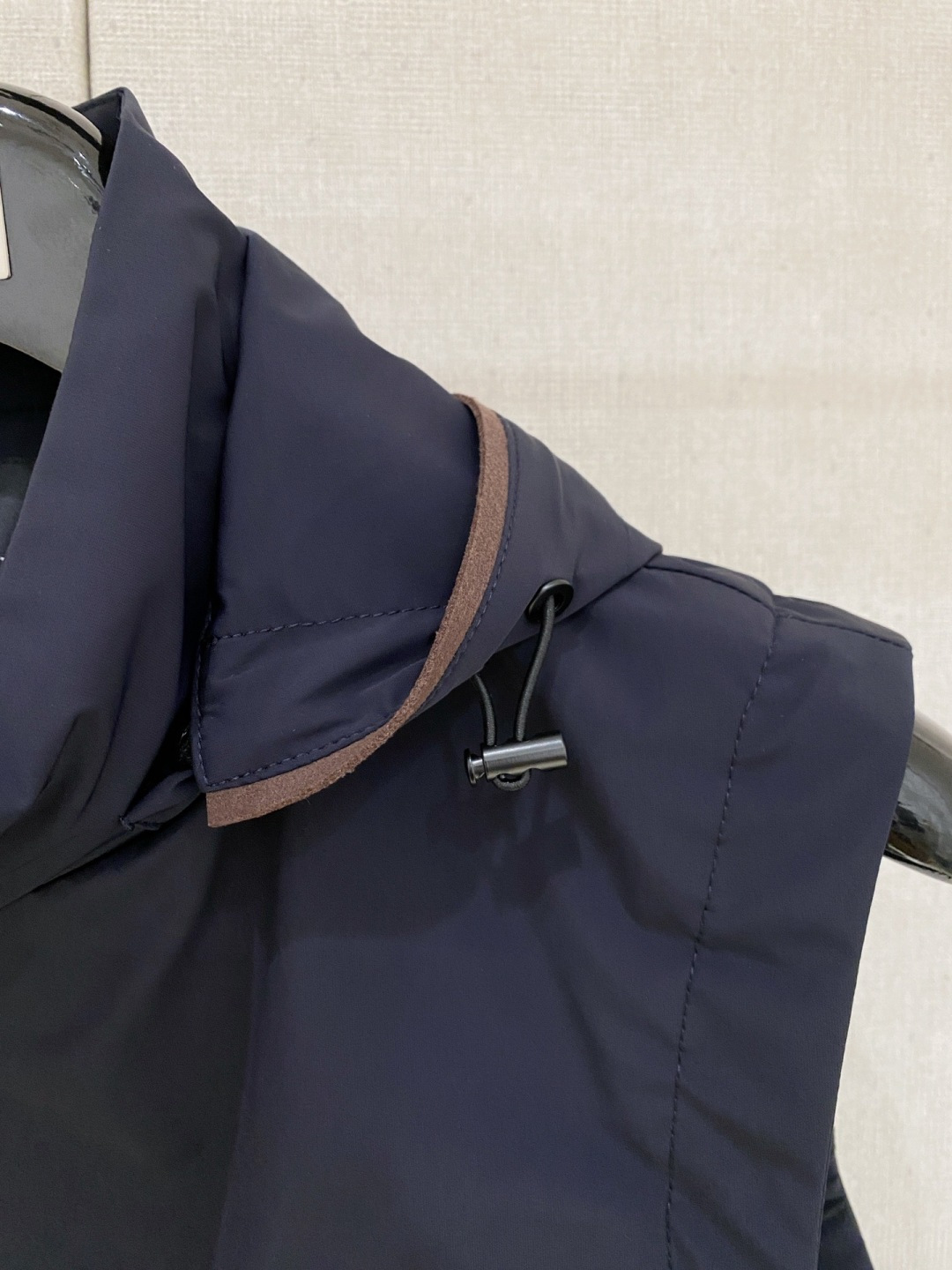 🌾 杰尼亚 马甲 2025FW秋冬新品 连帽夹克外套，该款夹克外层超柔聚酯纤维防风防水，功能与时尚型兼具