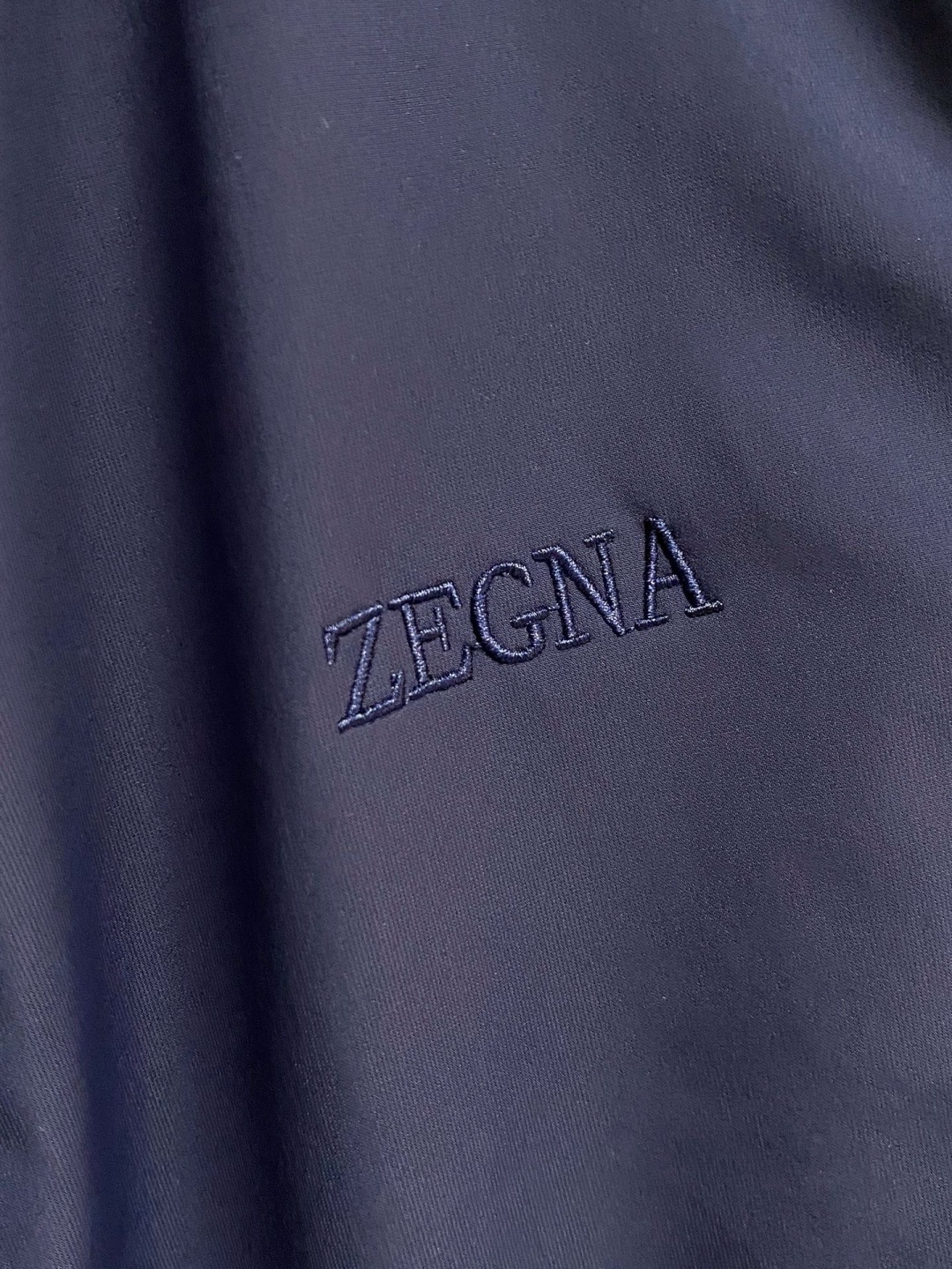 🌾 杰尼亚 马甲 2025FW秋冬新品 连帽夹克外套，该款夹克外层超柔聚酯纤维防风防水，功能与时尚型兼具