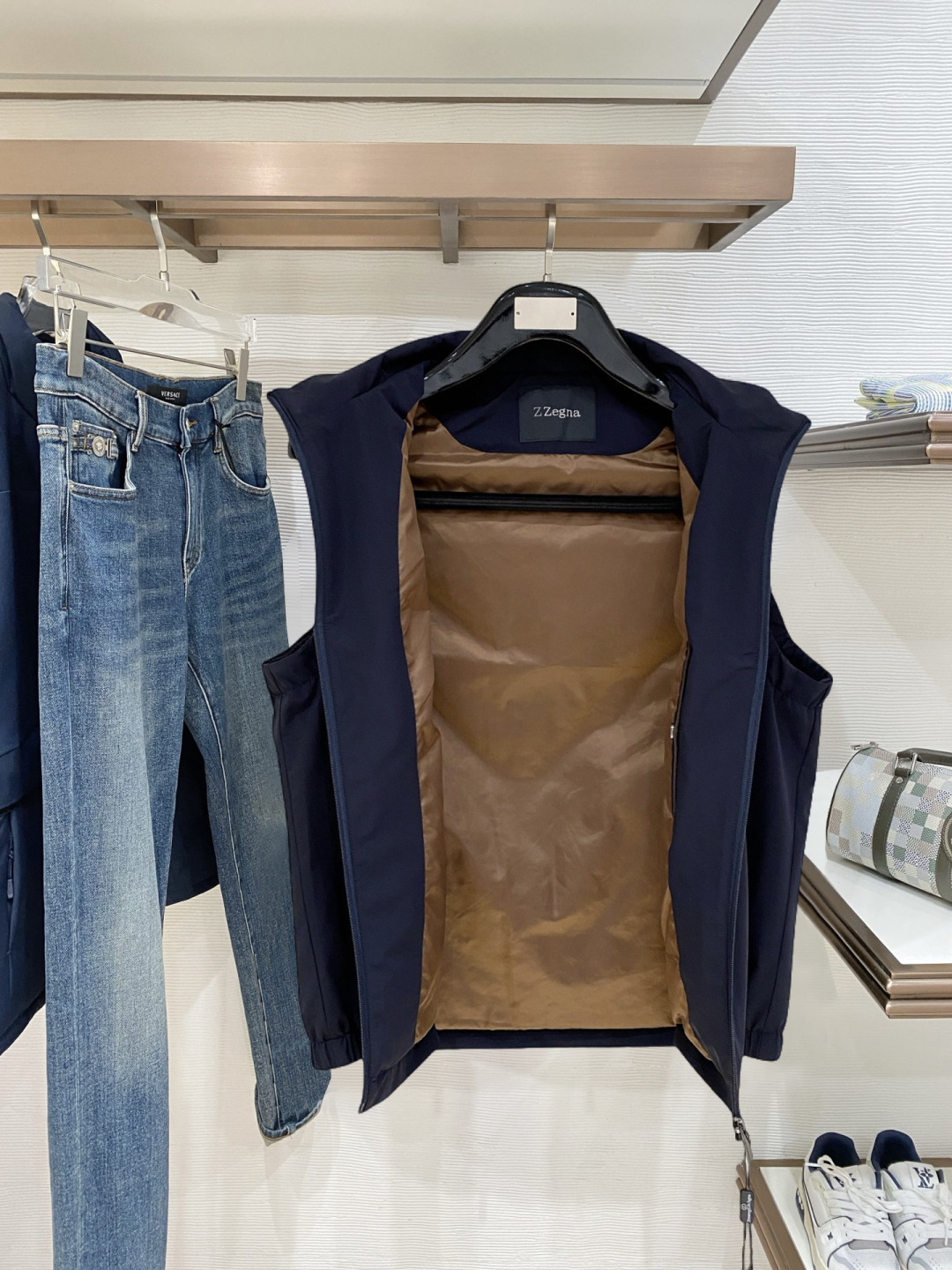 🌾 杰尼亚 马甲 2025FW秋冬新品 连帽夹克外套，该款夹克外层超柔聚酯纤维防风防水，功能与时尚型兼具