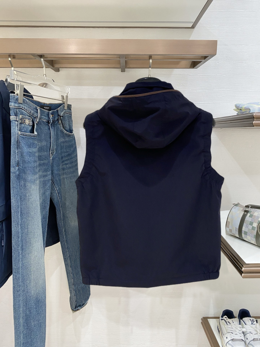 🌾 杰尼亚 马甲 2025FW秋冬新品 连帽夹克外套，该款夹克外层超柔聚酯纤维防风防水，功能与时尚型兼具