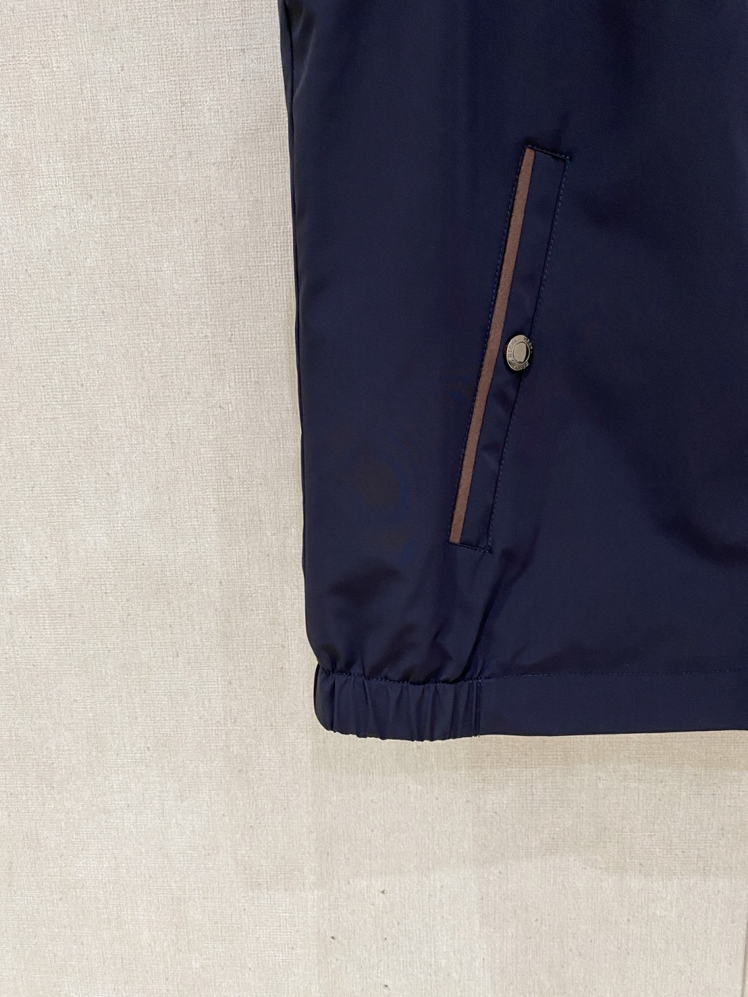 🌾 杰尼亚 马甲 2025FW秋冬新品 连帽夹克外套，该款夹克外层超柔聚酯纤维防风防水，功能与时尚型兼具