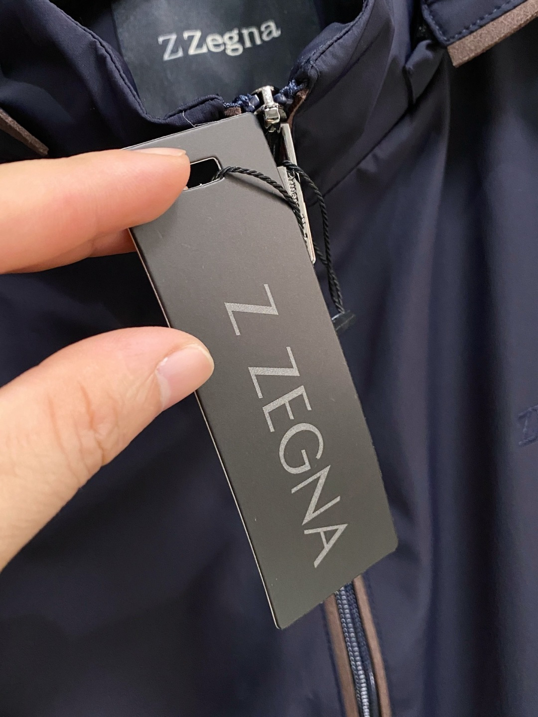 🌾 杰尼亚 马甲 2025FW秋冬新品 连帽夹克外套，该款夹克外层超柔聚酯纤维防风防水，功能与时尚型兼具