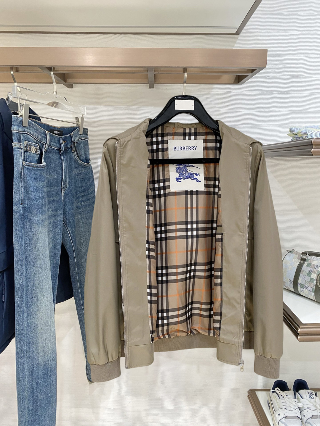 🌾 巴宝莉 2025 早秋新款爆款专柜新款休闲时尚夹克 超前卫设计风格 细腻舒适 穿着非常轻便不易起皱。