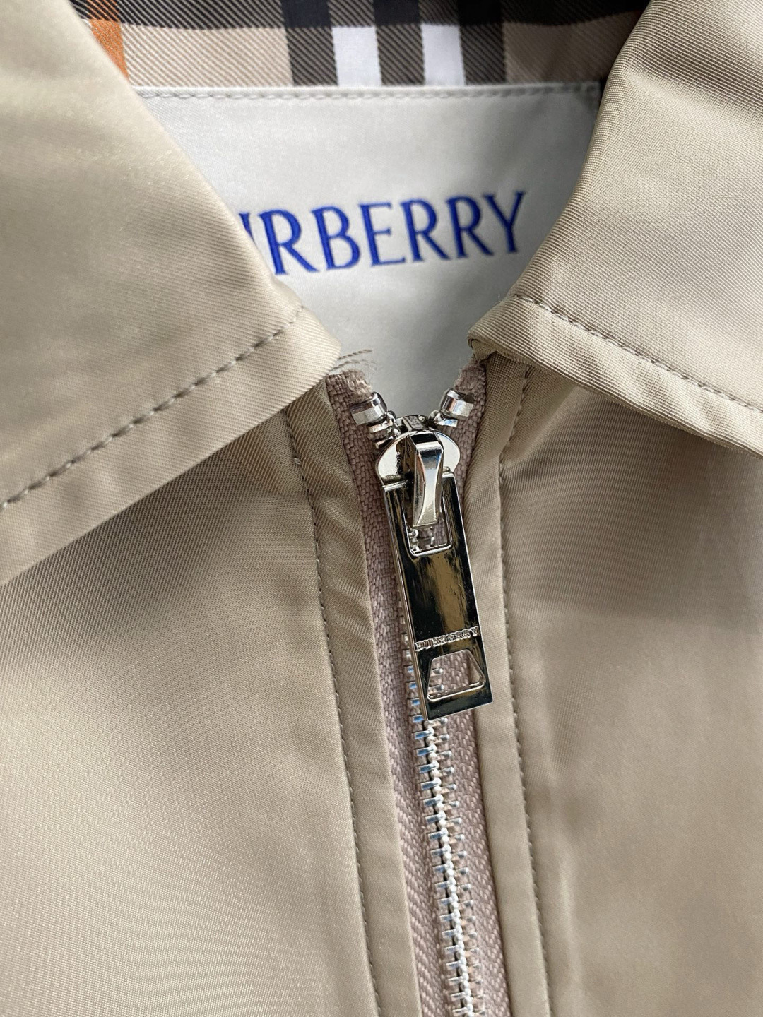 🌾 巴宝莉 2025 早秋新款爆款专柜新款休闲时尚夹克 超前卫设计风格 细腻舒适 穿着非常轻便不易起皱。