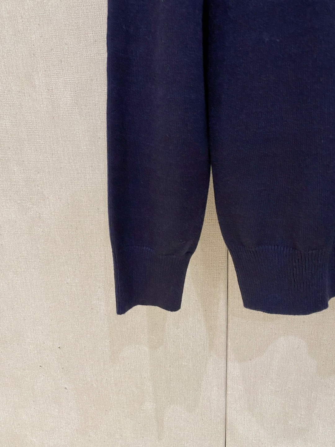 🌾 蒙口 2025秋冬 羊毛混纺套头针织毛衣很有亮点细节上凸显质感 整体设计上身时尚而赋予现代气息感合体