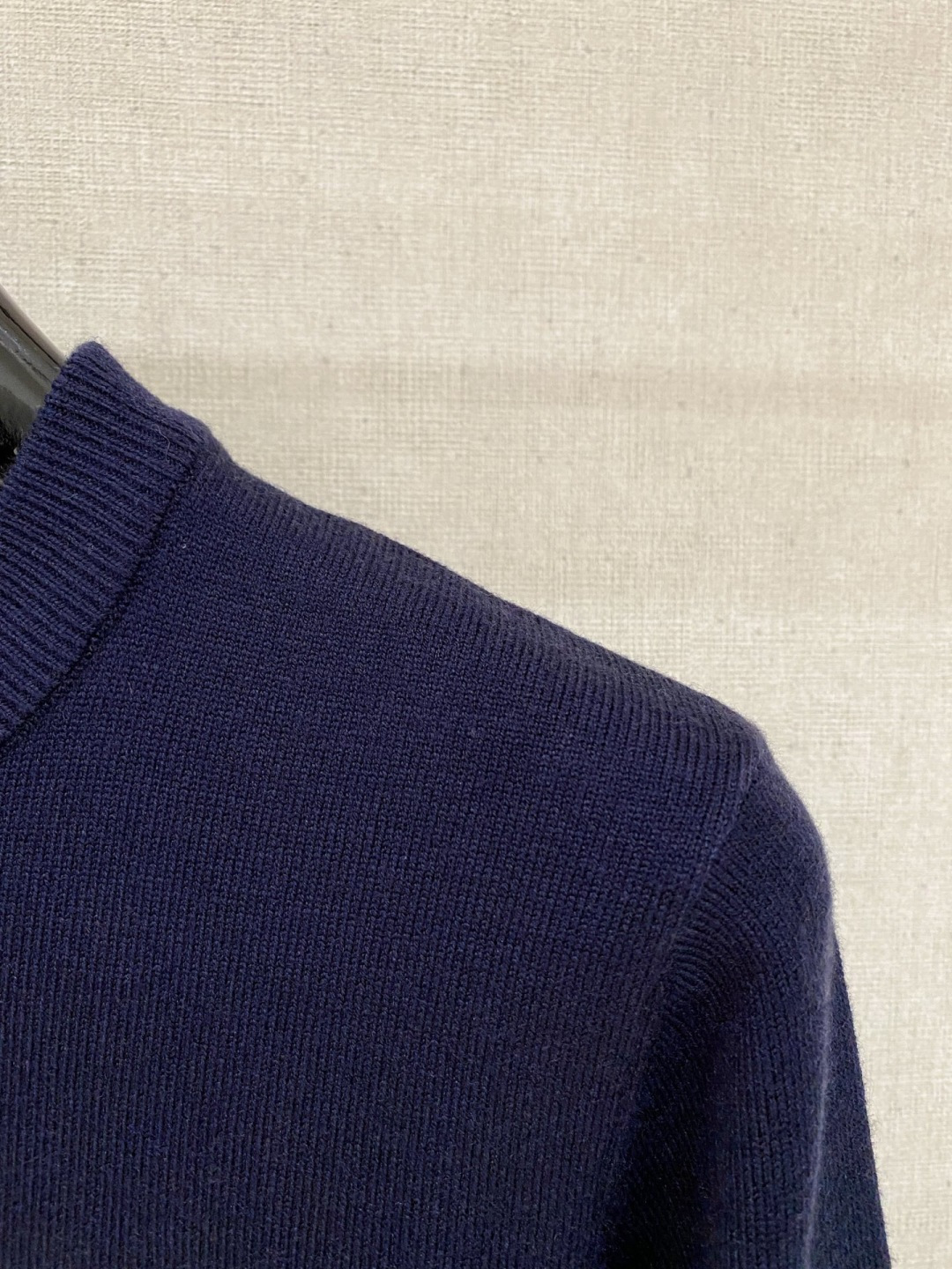 🌾 蒙口 2025秋冬 羊毛混纺套头针织毛衣很有亮点细节上凸显质感 整体设计上身时尚而赋予现代气息感合体