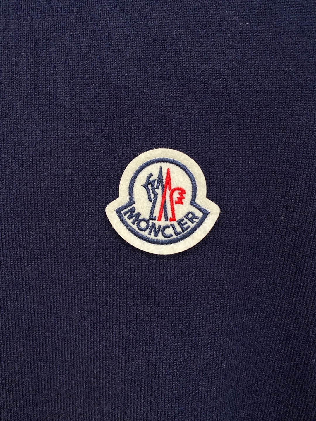 🌾 蒙口 2025秋冬 羊毛混纺套头针织毛衣很有亮点细节上凸显质感 整体设计上身时尚而赋予现代气息感合体