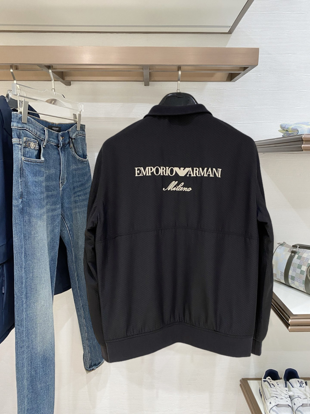 🌾 阿玛尼 2025 早秋新款爆款专柜新款休闲时尚夹克 超前卫设计风格 细腻舒适 穿着非常轻便不易起皱。