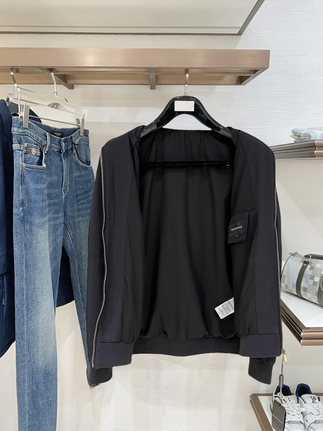 🌾 阿玛尼 2025 早秋新款爆款专柜新款休闲时尚夹克 超前卫设计风格 细腻舒适 穿着非常轻便不易起皱。