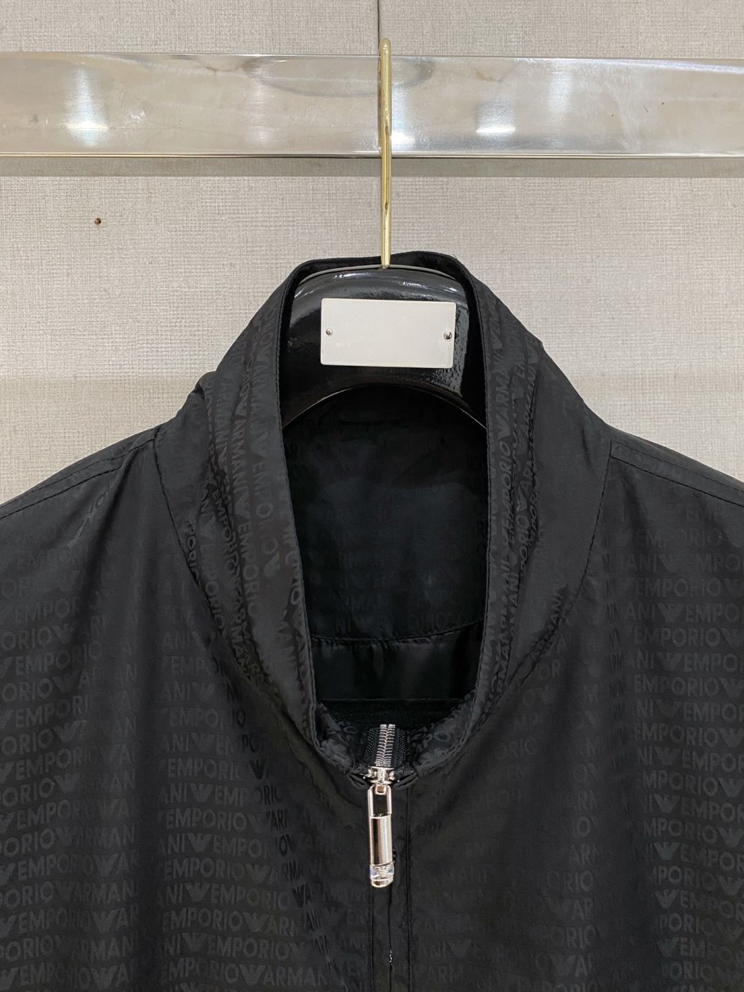 🌾 阿玛尼 2025 早秋新款爆款专柜新款休闲时尚夹克 超前卫设计风格 细腻舒适 穿着非常轻便不易起皱。