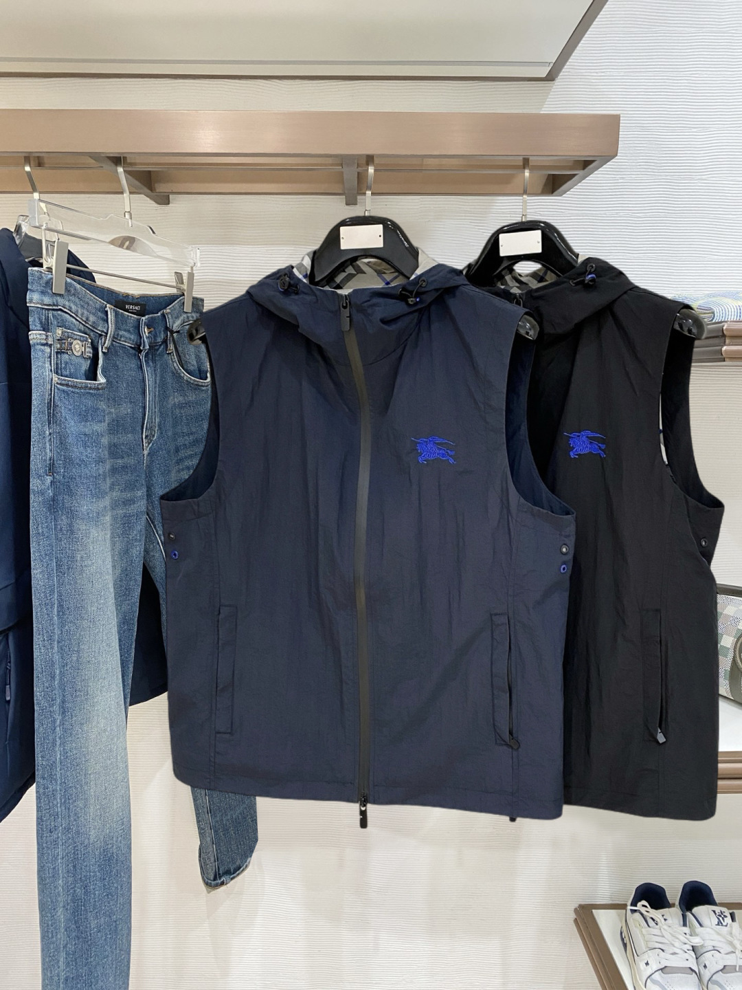 🌾 巴宝莉 马甲 2025FW秋冬新品 连帽夹克外套，该款夹克外层超柔聚酯纤维防风防水，功能与时尚型兼具