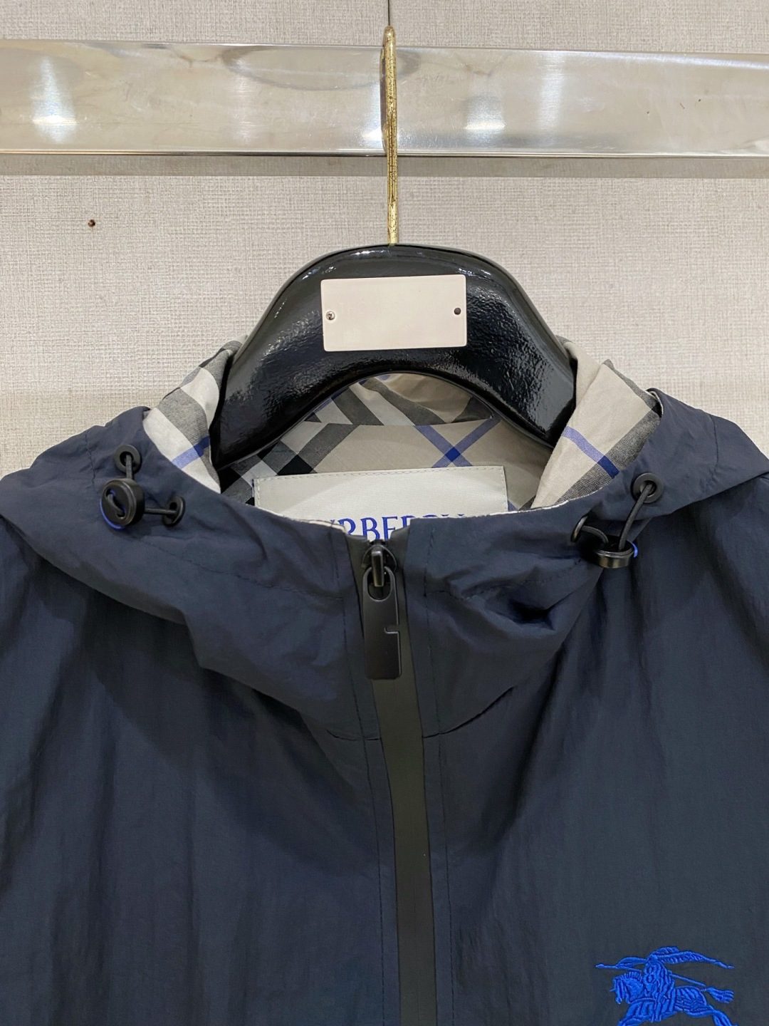 🌾 巴宝莉 马甲 2025FW秋冬新品 连帽夹克外套，该款夹克外层超柔聚酯纤维防风防水，功能与时尚型兼具