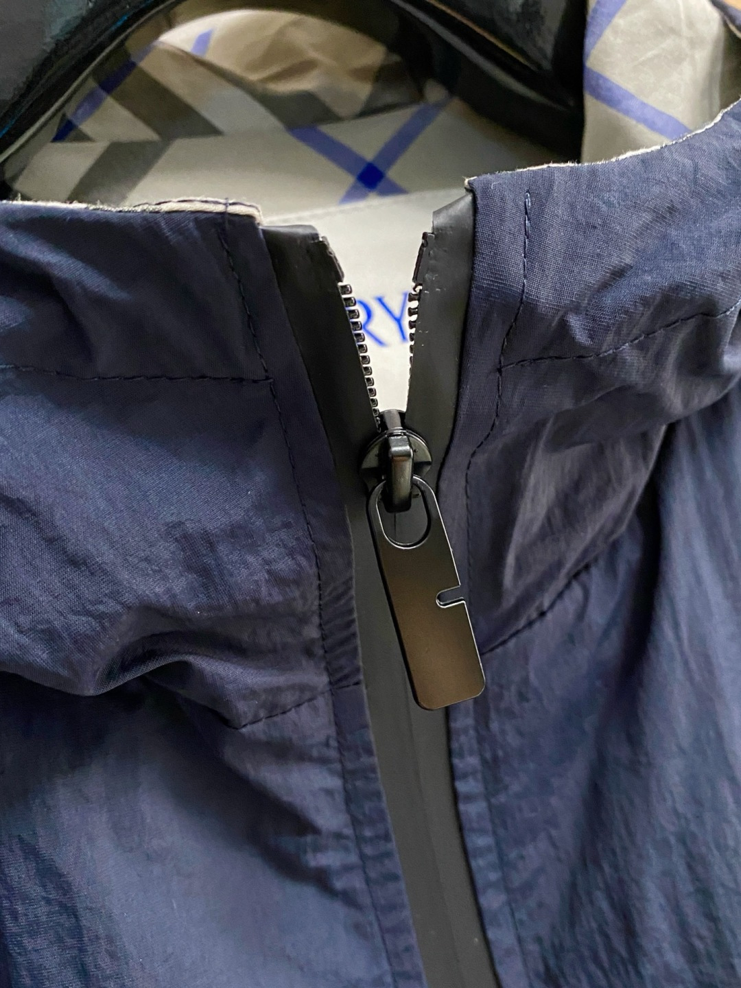 🌾 巴宝莉 马甲 2025FW秋冬新品 连帽夹克外套，该款夹克外层超柔聚酯纤维防风防水，功能与时尚型兼具