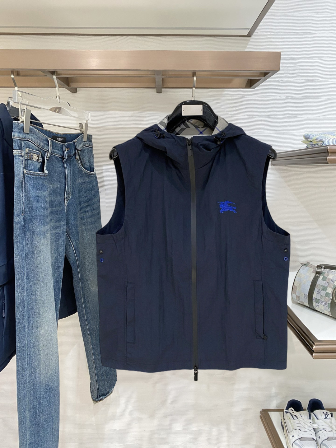 🌾 巴宝莉 马甲 2025FW秋冬新品 连帽夹克外套，该款夹克外层超柔聚酯纤维防风防水，功能与时尚型兼具