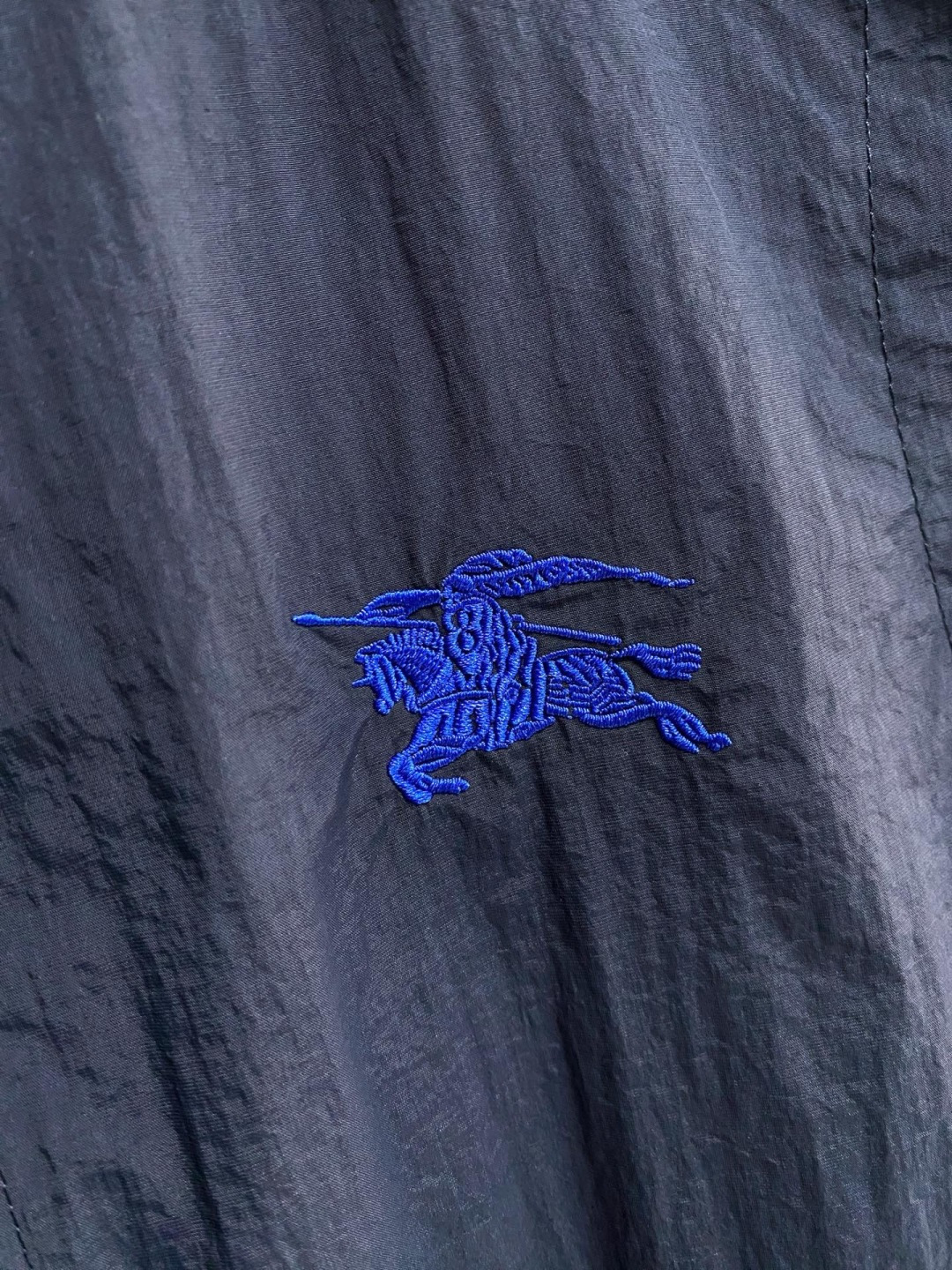 🌾 巴宝莉 马甲 2025FW秋冬新品 连帽夹克外套，该款夹克外层超柔聚酯纤维防风防水，功能与时尚型兼具