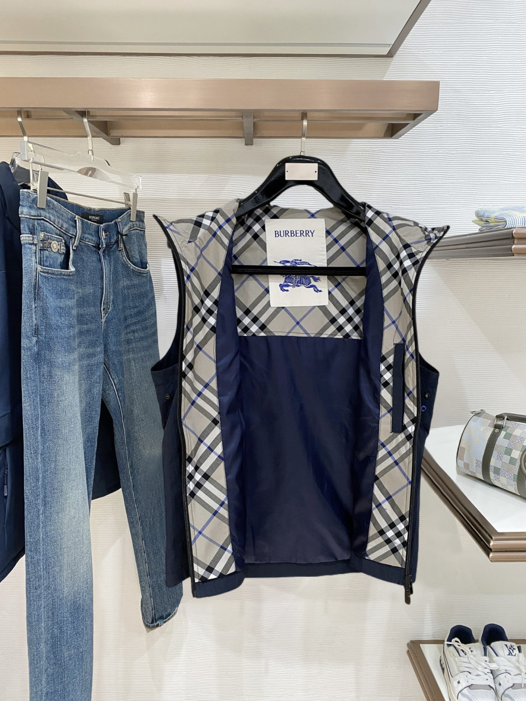 🌾 巴宝莉 马甲 2025FW秋冬新品 连帽夹克外套，该款夹克外层超柔聚酯纤维防风防水，功能与时尚型兼具