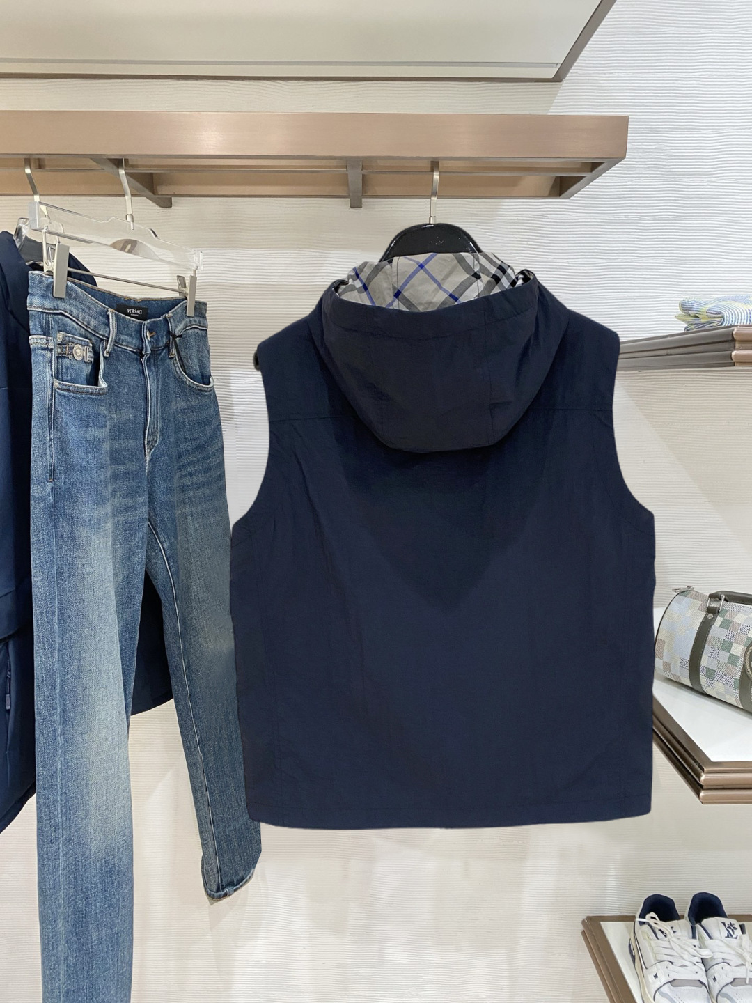 🌾 巴宝莉 马甲 2025FW秋冬新品 连帽夹克外套，该款夹克外层超柔聚酯纤维防风防水，功能与时尚型兼具