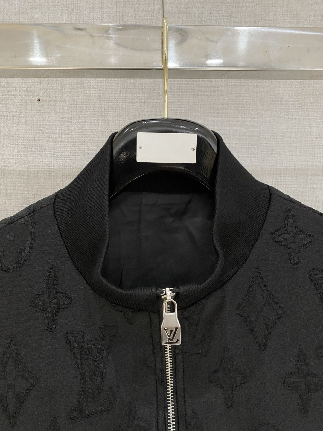 🌾 Lv 2025 早秋新款爆款专柜新款休闲时尚夹克 超前卫设计风格 细腻舒适 穿着非常轻便不易起皱。多