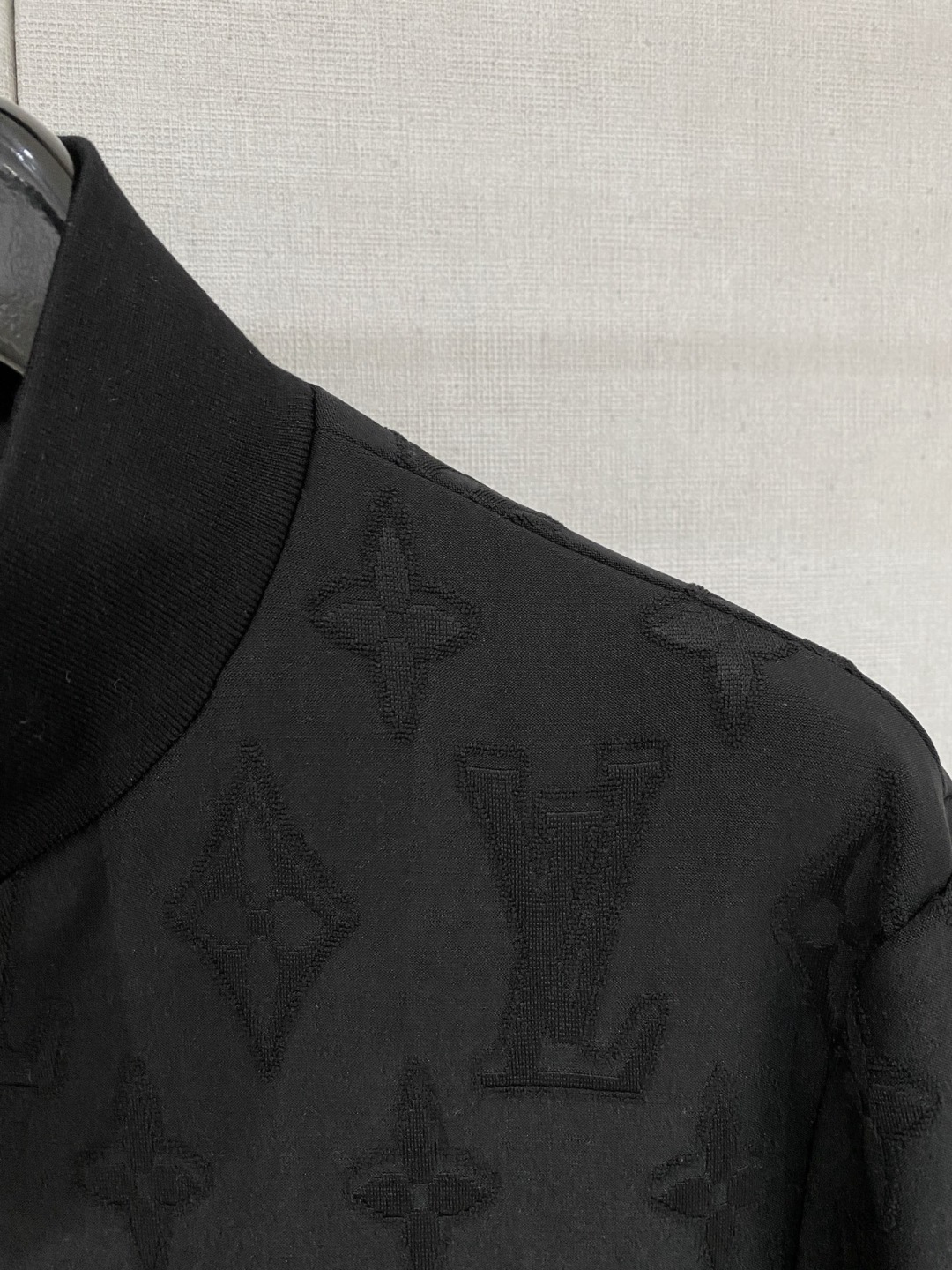 🌾 Lv 2025 早秋新款爆款专柜新款休闲时尚夹克 超前卫设计风格 细腻舒适 穿着非常轻便不易起皱。多