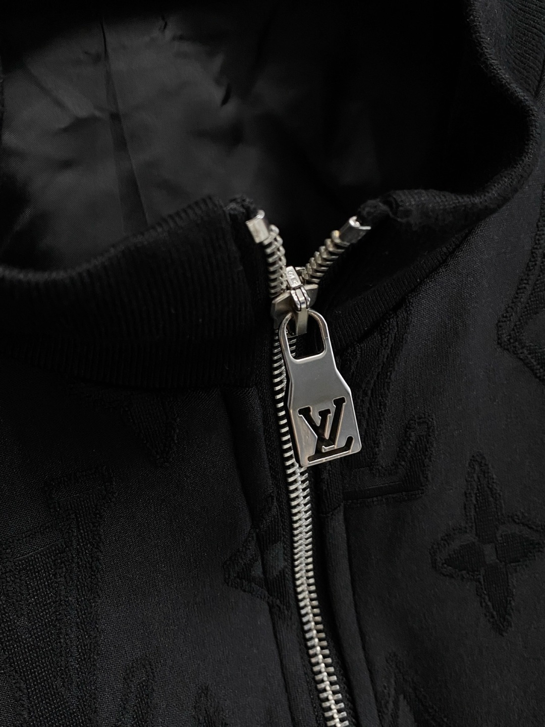 🌾 Lv 2025 早秋新款爆款专柜新款休闲时尚夹克 超前卫设计风格 细腻舒适 穿着非常轻便不易起皱。多