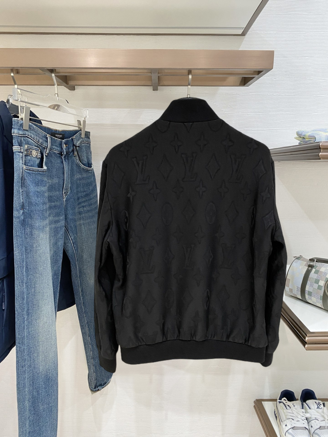 🌾 Lv 2025 早秋新款爆款专柜新款休闲时尚夹克 超前卫设计风格 细腻舒适 穿着非常轻便不易起皱。多