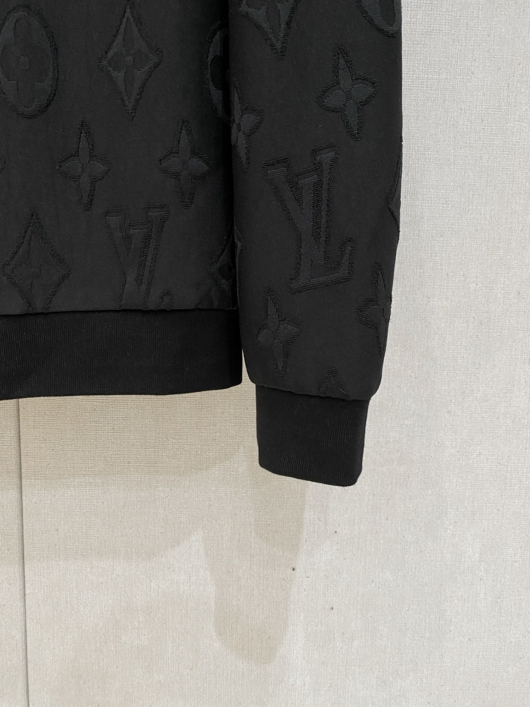 🌾 Lv 2025 早秋新款爆款专柜新款休闲时尚夹克 超前卫设计风格 细腻舒适 穿着非常轻便不易起皱。多