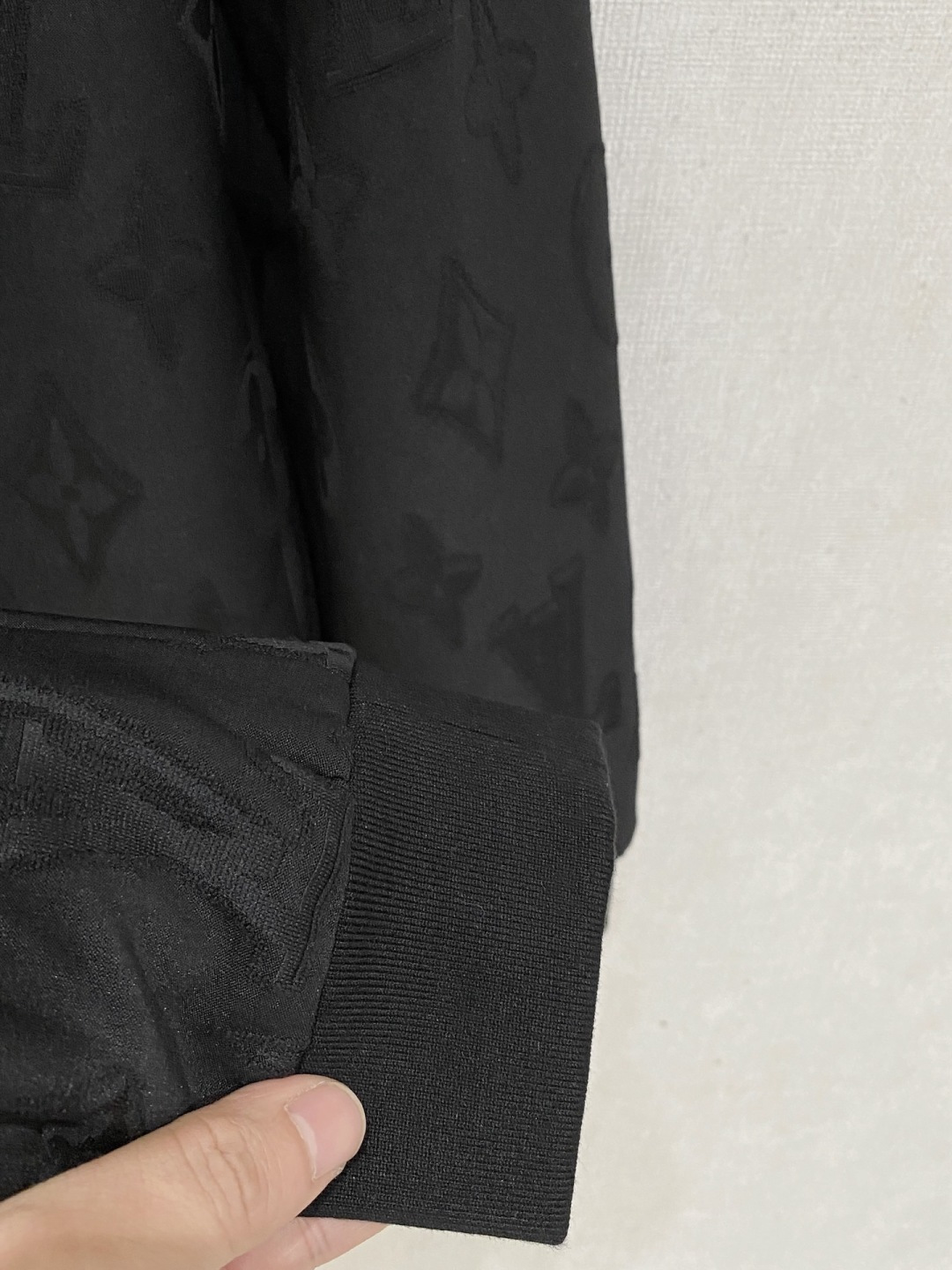 🌾 Lv 2025 早秋新款爆款专柜新款休闲时尚夹克 超前卫设计风格 细腻舒适 穿着非常轻便不易起皱。多