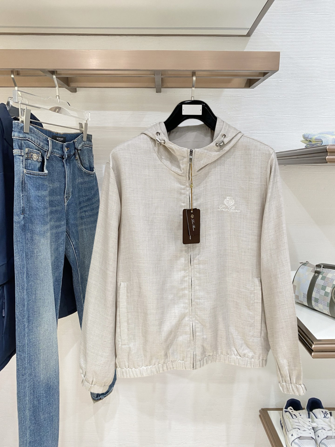 NO:728271,Support the new LP early autumn popular counter new casual fashion jacket. Ultra-avant-garde design style. Delicate and comfortable. Very light to wear and not easy to wrinkle. Multiple craftsmanship. The overall design is quite visual. The upper body is casual and stylish, with a certain degree of stiffness. It is definitely recommended for the temperament that is at the forefront of fashion. It is a must-have for urban leisure. Size M~3XL (48-56) multi-color, loro piana, jackets & coats,19860909支持年后 LP 早秋新款爆款专柜新款休闲时尚夹克 超前卫设计风格 细腻舒适 穿着非常轻便不易起皱.多重重工艺 整体的设计颇具视觉感,上身休闲有型,有一定的挺括度,绝对走在时尚最尖端的气质感推荐,都市休闲必备. 码数M~3XL（48-56）多颜色,,loro piana,jackets & coats,,Men's clothing