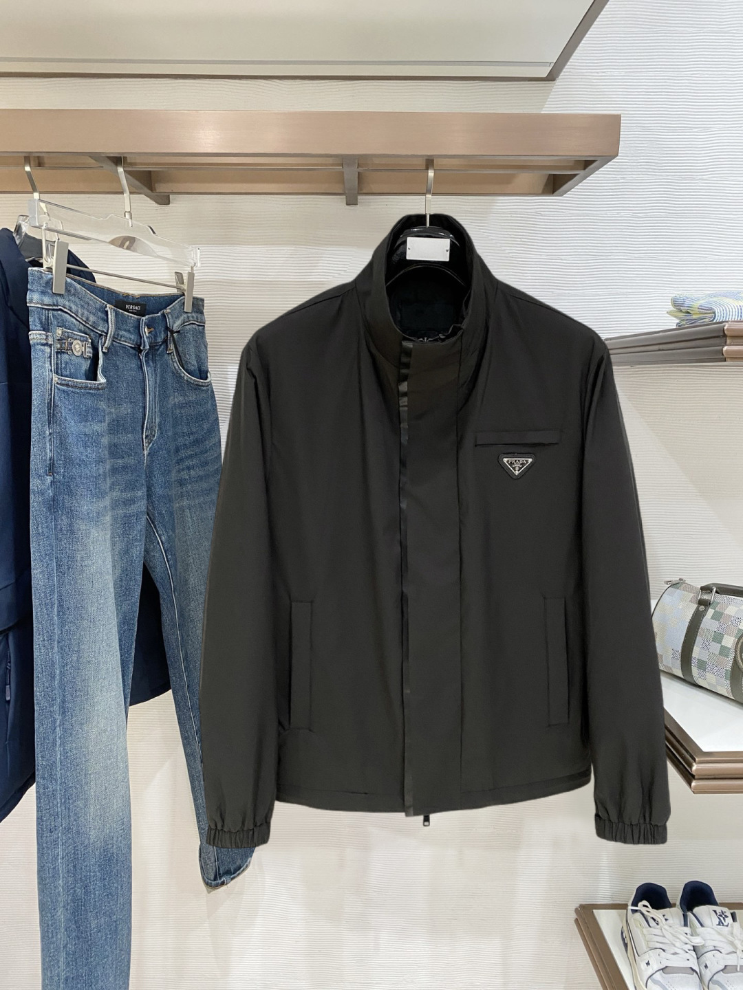 NO:728292,Support New Year's Eve Support New Year's Eve Prada's high-quality new autumn and winter jackets, the new products on the show are in perfect condition, the memory fabric is comfortable and warm, the color is full and attractive, the very outstanding design can easily enhance the fashion sense, the workmanship is extremely sophisticated and rigorous, and the wiring is neat and meticulous!  A masterpiece from a famous designer!  The upper body does not look bloated and is super handsome!  Size M~3XL (48-56),,prada,jackets & coats,jackets & coats,19860909支持年后 支持年后 普拉达 高品质秋冬新款夹克外套,秀场新品品相非常完美,记忆面料舒适保暖,色泽饱满诱人,非常出彩的设计,轻松将时髦感进阶,做工极为考究严谨,走线工整细致！大牌设计师巨作！上身不显臃肿、超级帅气！ 码数M~3XL（48-56）,,prada,jackets & coats,jackets & coats,,Men's clothing