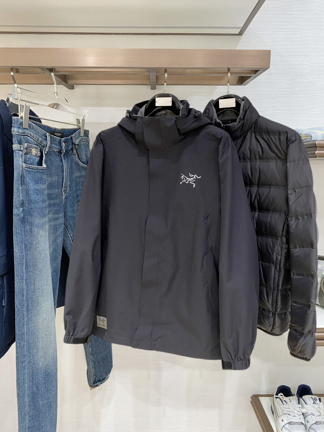 NO:728240,Support new spring products after the new year, the highest version [Arcteryx], three-in-one functional outdoor performance, windproof, rainproof, 90 velvet, ARCTERYX Arc'teryx hard shell top-level, heat-sealed version of the jacket, self-purchased ZP pattern printing, all data, accessories, full set of accessories customized, whole garment, armpit YKK two-way zippers, all hardware custom molded, tag book description analysis, multi-link washing.  This jacket has a simple and versatile design that provides the performance required in alpine environments. It is thin and wear-resistant, windproof, waterproof and breathable, making it suitable for a variety of activities. The helmet-compatible S hood provides good protection without affecting vision, zippered hand pockets for easy access to items, zippers under the arms for quick ventilation, and a spliced design for freedom of movement. Multi-purpose garment suitable for a variety of activities and environments. Lightweight High-performance, simple design, lightweight and wear-resistant.  GORE-TEX waterproof, windproof, breathable fabric provides multi-faceted protection. Traditional bellows reverse entry alpine pocket set high, VISLON center front zipper, adjustable Velcro cuff tabs, ZiP-in compatible with sizes L-4xl, arc'teryx, jackets & coats, hats,19860909支持年后 开春新品 最高版本【始祖鸟】 三合一功能性户外性能 防风,防雨,90绒,ARCTERYX 始祖鸟硬壳顶级 热封版本冲锋衣 自购ZP打版 所有数据 辅料 全套辅料定制 整衣 腋下YKK双向拉链,五金全部开模定制,吊牌书说明解析 ,多联水洗. 这款夹克设计简洁而通用,可提供高山环境所需的性能,轻薄而耐磨,防风、防水且透气,适合多种活动穿着. 头盔兼容S兜帽防护良好且不影响视线,插手口袋设有拉链,便于取放物品,腋下拉链便于快速通风,拼接设计使活动自如. 多用途服装适用于多种活动和环境. 轻量 高性能的简约设计,轻量而耐磨. GORE-TEX防水、防风、透气面料可提供多面防护. 传统风琴交叉反向进入高山口袋设置在高位,VISLON中央正面拉链,可调节Velcro袖口魔术贴标签,兼容ZiP-in 码数 L-4xl,arc'teryx,jackets & coats,hats,,Men's clothing