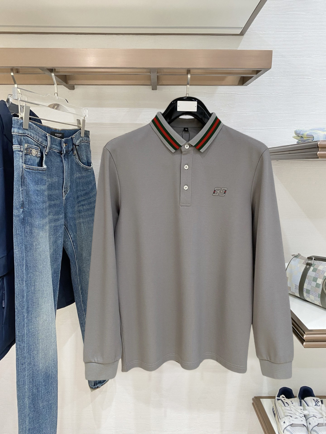 NO:728250,Support new spring products after the new year Gucci. Exclusively for the new original men's Polo long-sleeved high-end customization. High version. Fashionable and versatile. Original imported pure cotton fabric. Logo pattern design on the chest. Super soft and delicate feel. Skin-friendly and comfortable to wear. High-end boutique. The upper body made by the factory is very good. A must-have item for men. Complete three standards. Size M-4xl. Multi-color,,gucci,19860909支持年后 开春新品 古驰 独家专供新款原单男士Polo长袖高端定制 高版本 时尚百搭爆款原版进口纯棉面料 胸前logo图案设计 手感超柔软细腻 穿着亲肤舒适 高端精品 代工厂精细做上身非常赞 男士必备单品 三标齐全 码数M-4xl 多颜色,,gucci,,Men's clothing